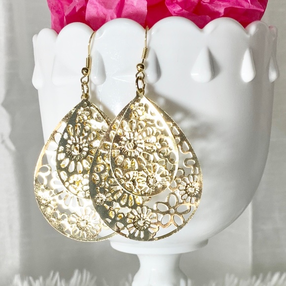 NWT  *BOUTIQUE*   SPARKLY GOLD TONE EARRINGS - Picture 2 of 4